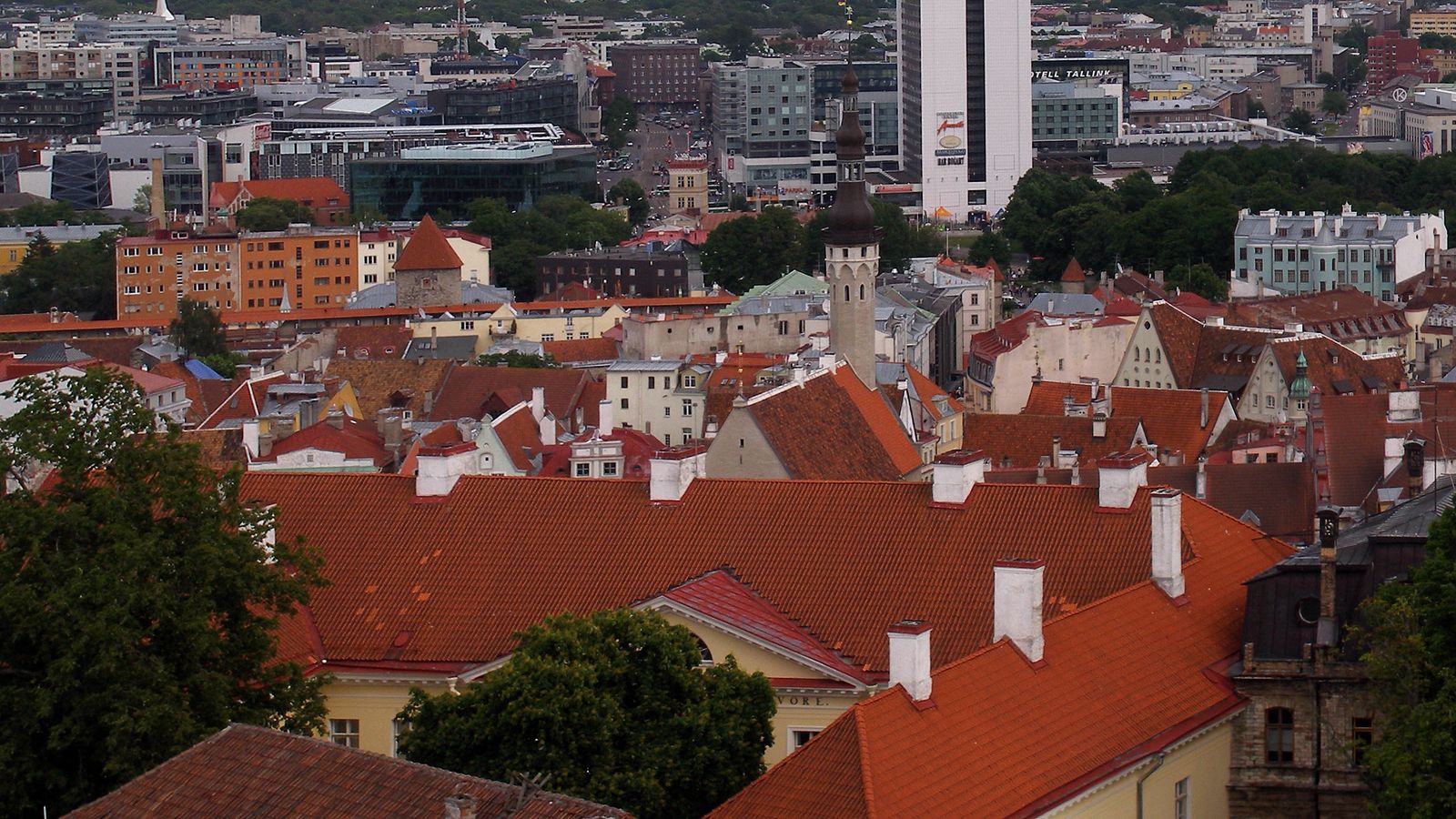 Tallinna vanalinna punased katused Toompealt